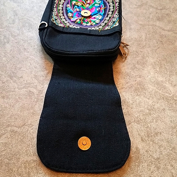 NWT. Embroidered Crossbody Bag & Earrings - Picture 4 of 7